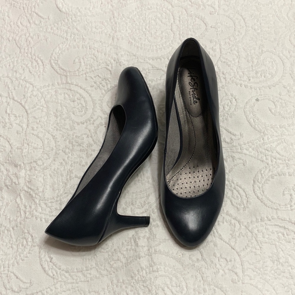 Life Stride Size 9W (Wide) NAVY Blue Parigi Mid-Heel Pumps